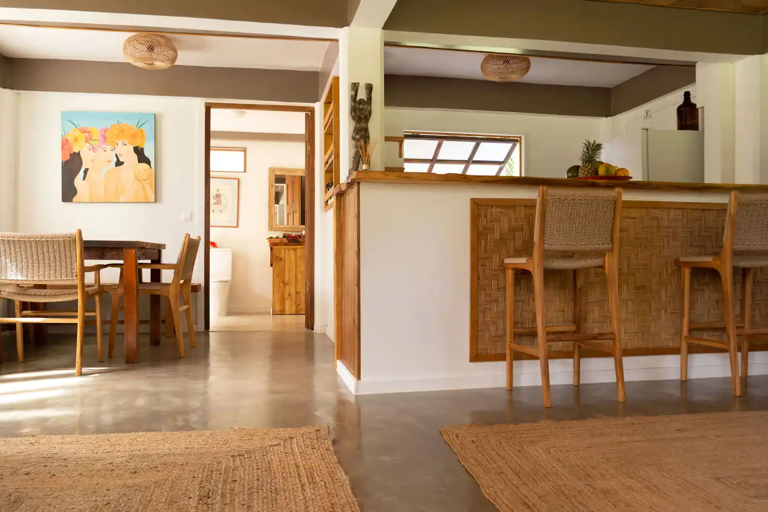 Interior of the ground floor of Fare Kautinaki at Fare Tiaia Moorea, dressed in refined Balinese decor, inviting relaxation in an exotic atmosphere.