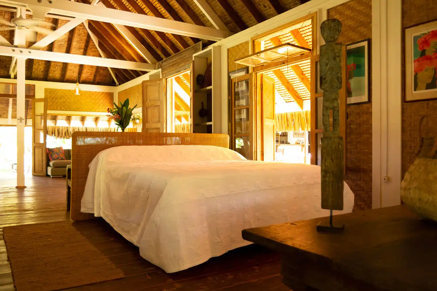 Détails intérieurs du Fare Amuï, richement ornés de décor polynésien traditionnel, à Fare Tiaia Moorea.