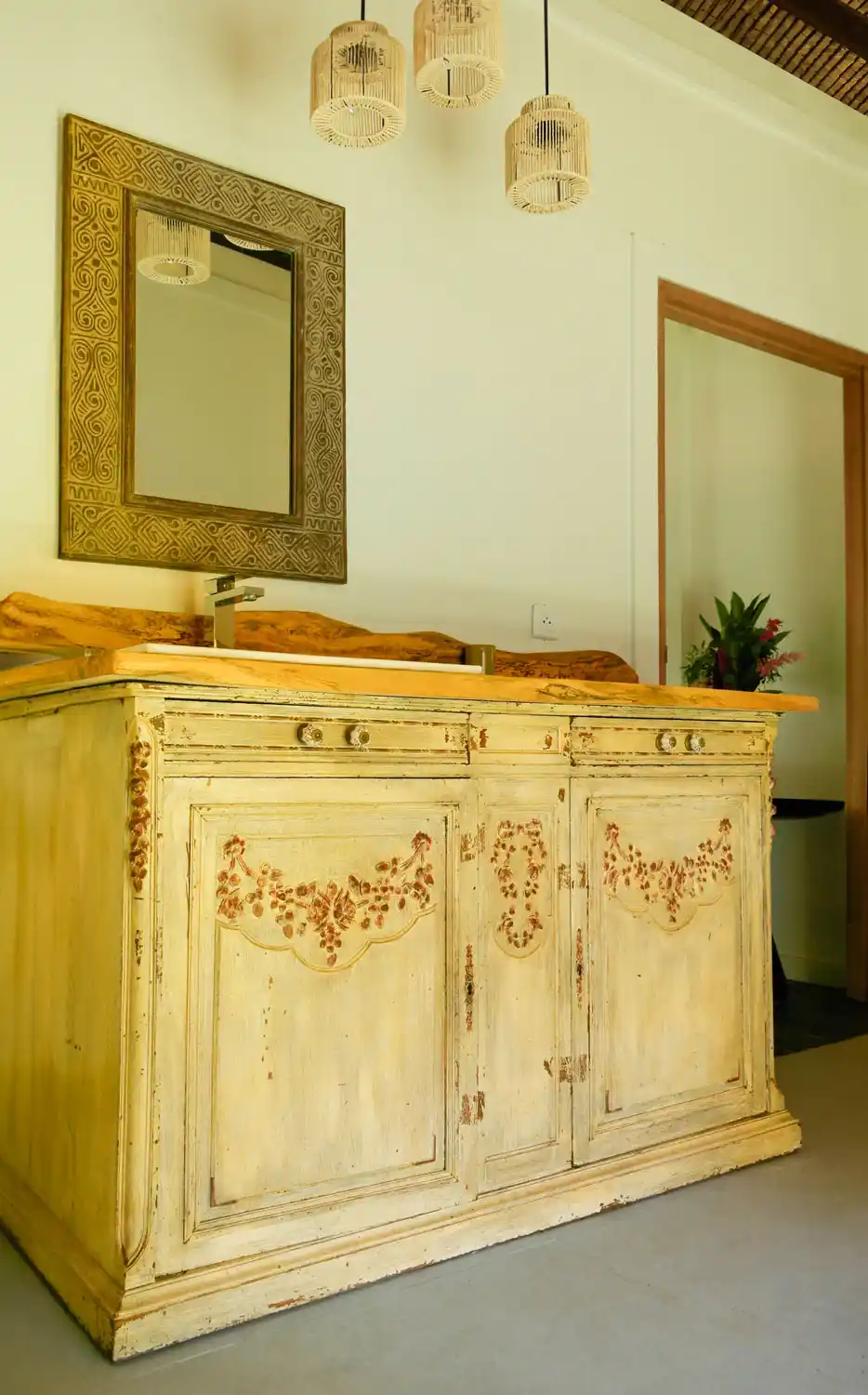 Elegant view of the bathroom of Fare Suki, combining modernity and natural touches, at Fare Tiaia Moorea.